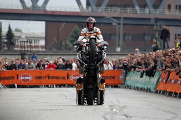 HarleyHH2011   182.jpg - Hamburger Harley Days 2011, Harley Davidson,  Stunt Show mit Rainer Schwarz, stunts, stuntshow,